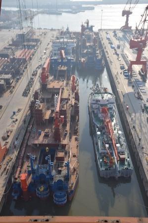 江蘇海新重工熱烈慶祝4艘船舶同日下水、出塢
